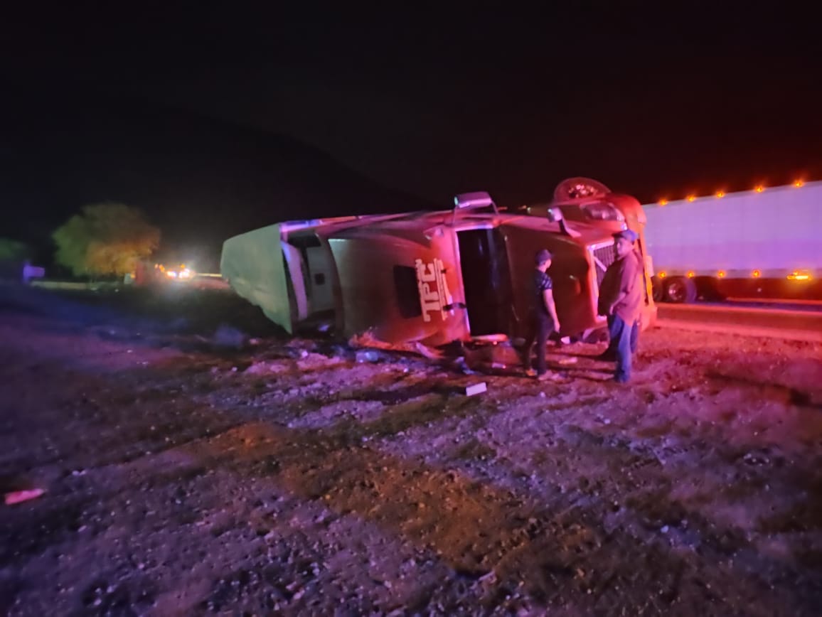 Tráiler cargado de chiles queda volcado sobre la carretera México 15 en los cerros de Barobampo, Ahome