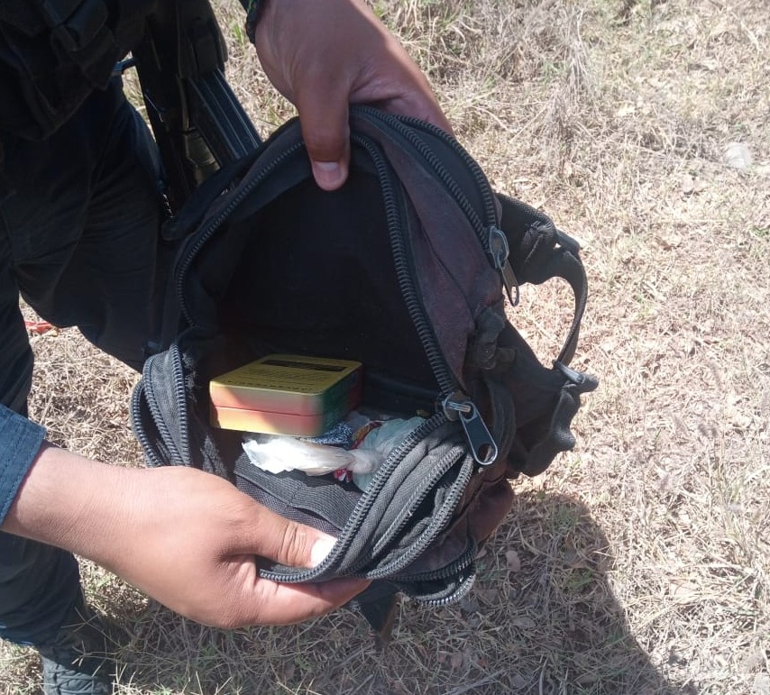 Tras persecución, motociclista tira mochila con fentanilo, pero huye de policías