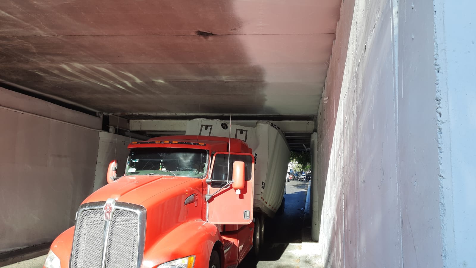 Tremendo caos provoca tráiler atorado sobre el Malecón viejo en Culiacán