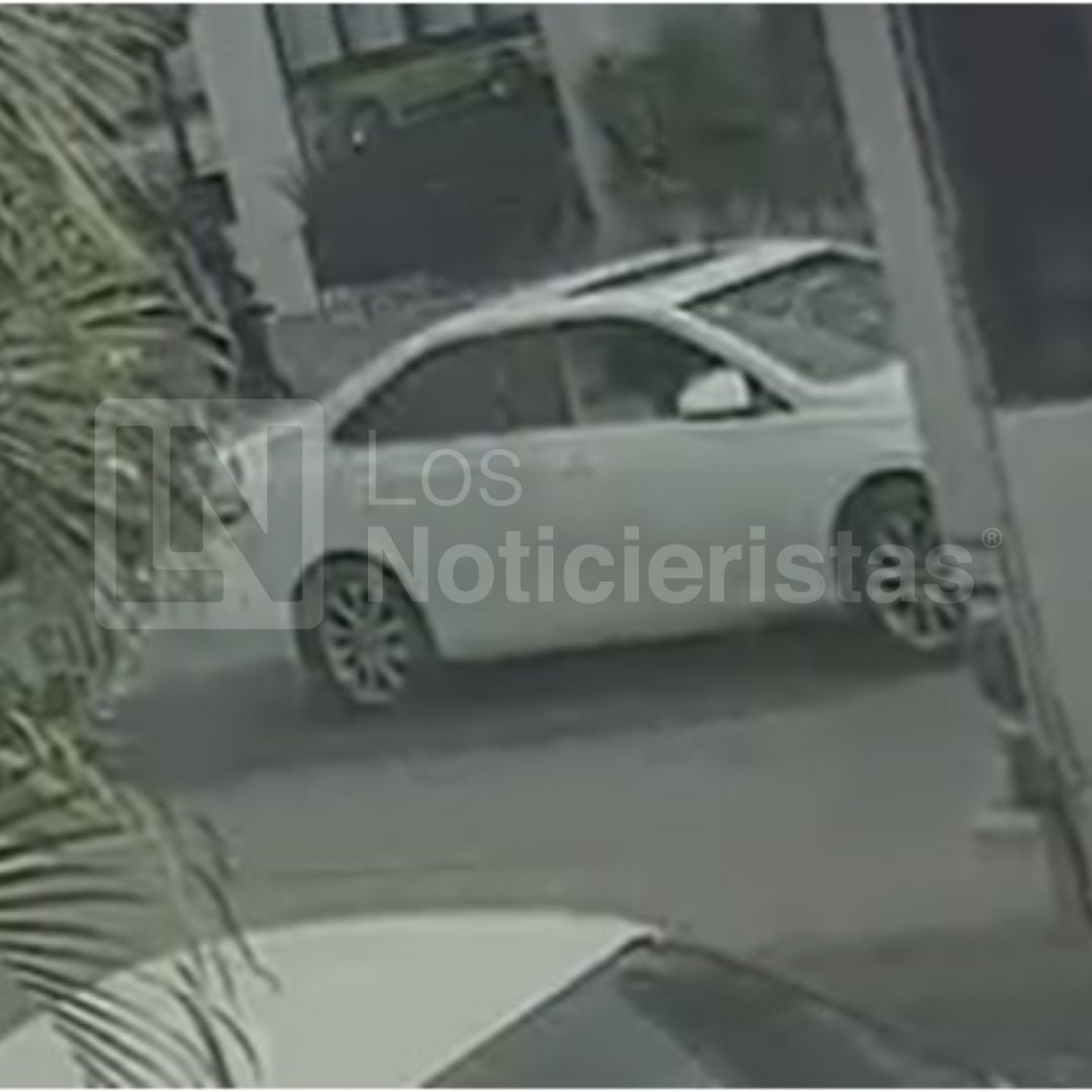 (FOTOS) Es este auto Toyota blanco el que buscan tras altercado vial con convoy de Malova