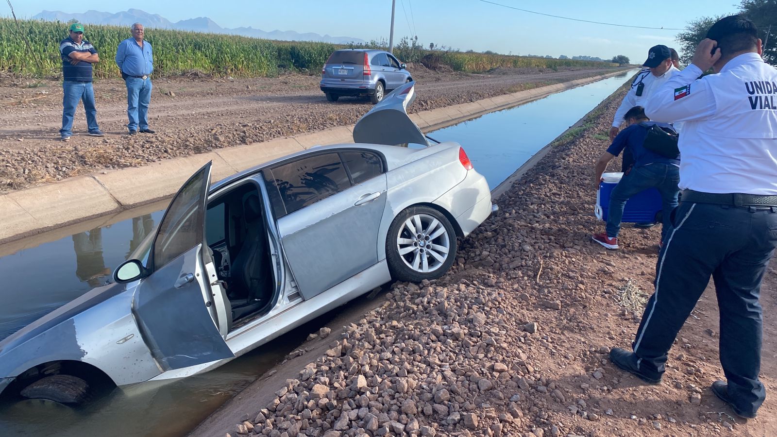 Cae vehículo a un canal, provocando la suspensión del servicio de agua al Ejido Mochis y Louisiana