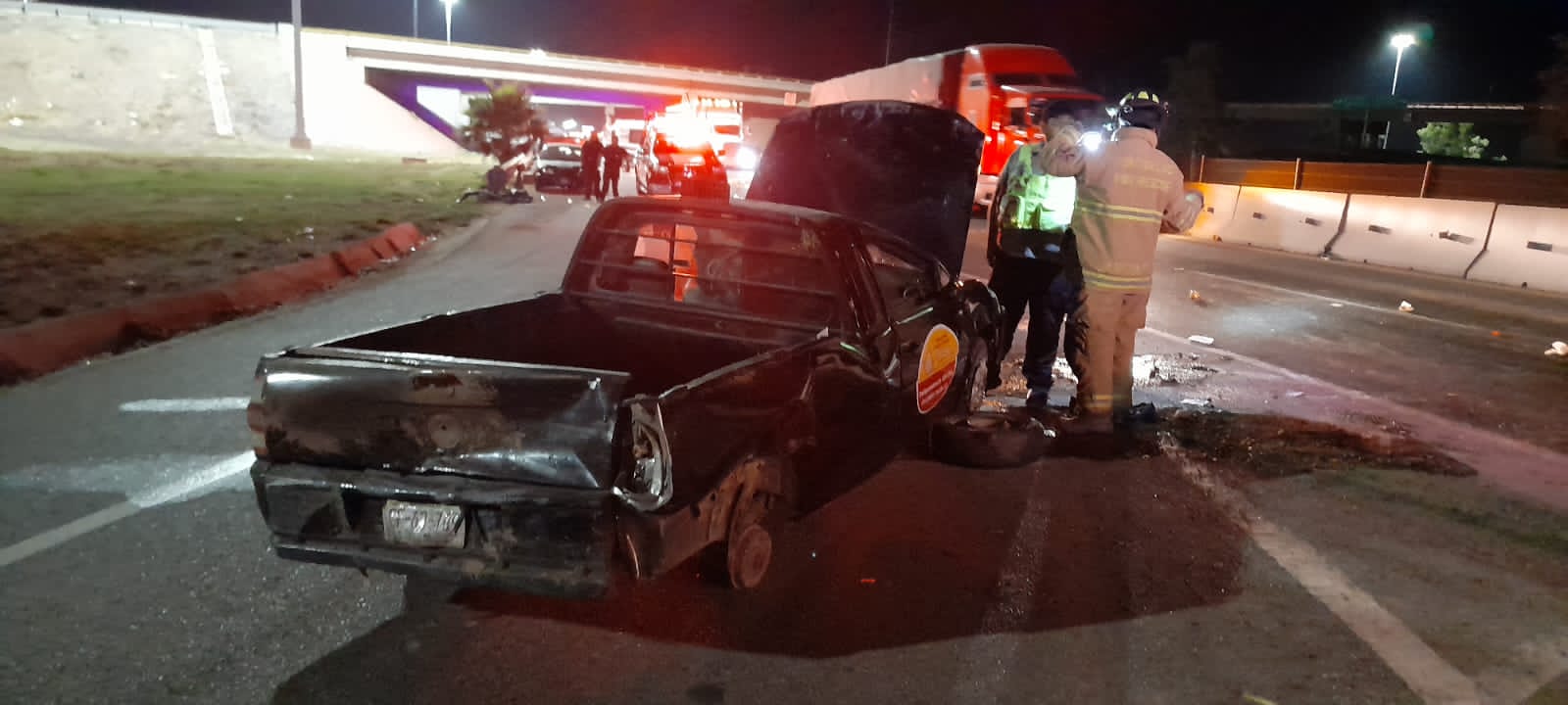Vendedor de chorizo y frijoles queda volcado en el distribuidor vial El Trébol, en Los Mochis
