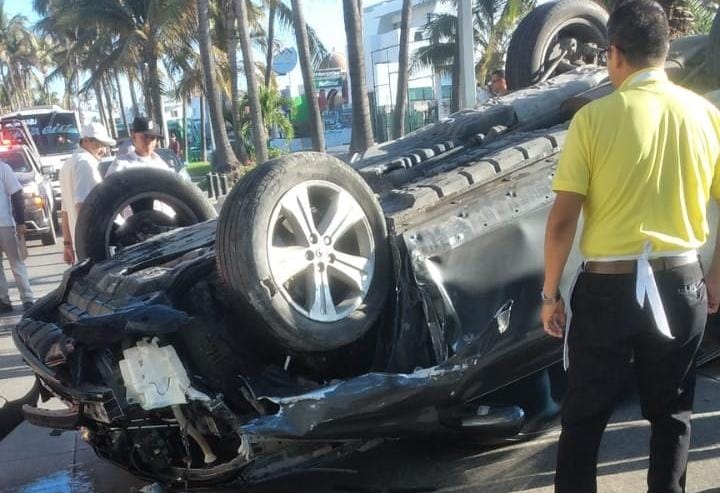 Camioneta termina volcada sobre la Camarón Sábalo, frente a hotel en Mazatlán