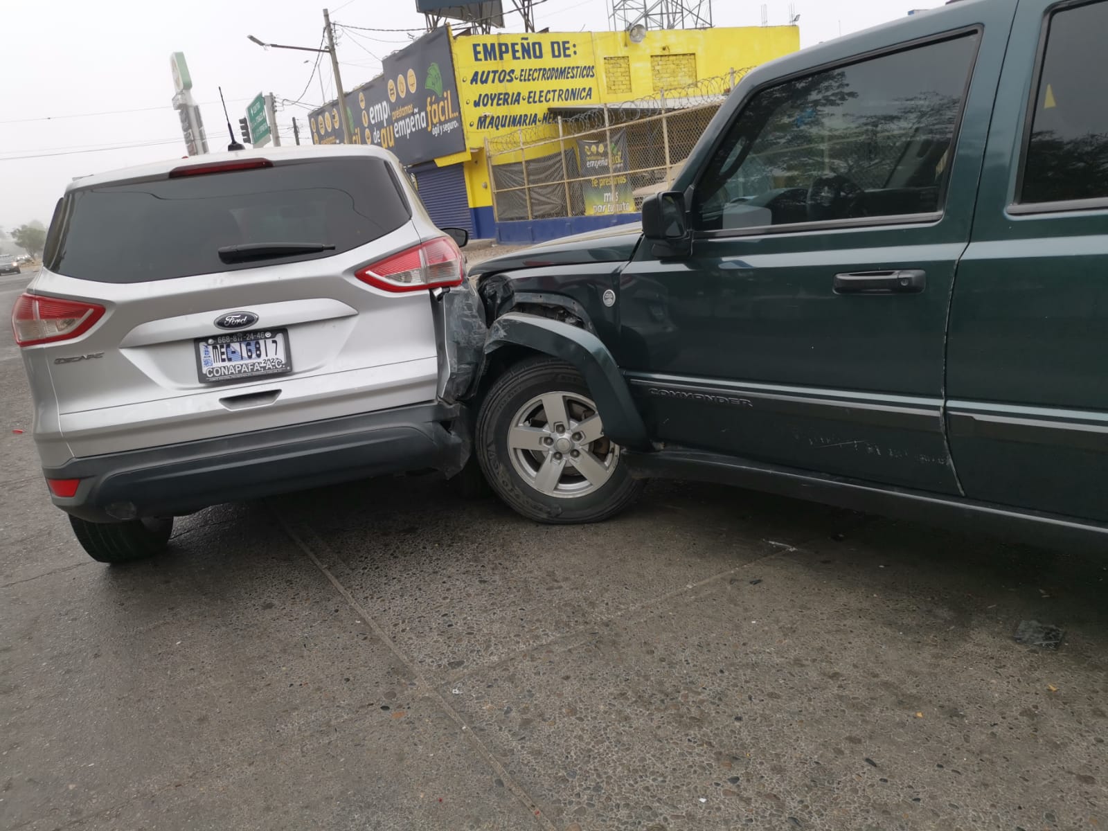 En Los Mochis, adulto mayor sufre un infarto y queda sin signos vitales arriba de la camioneta en la cual viajaba