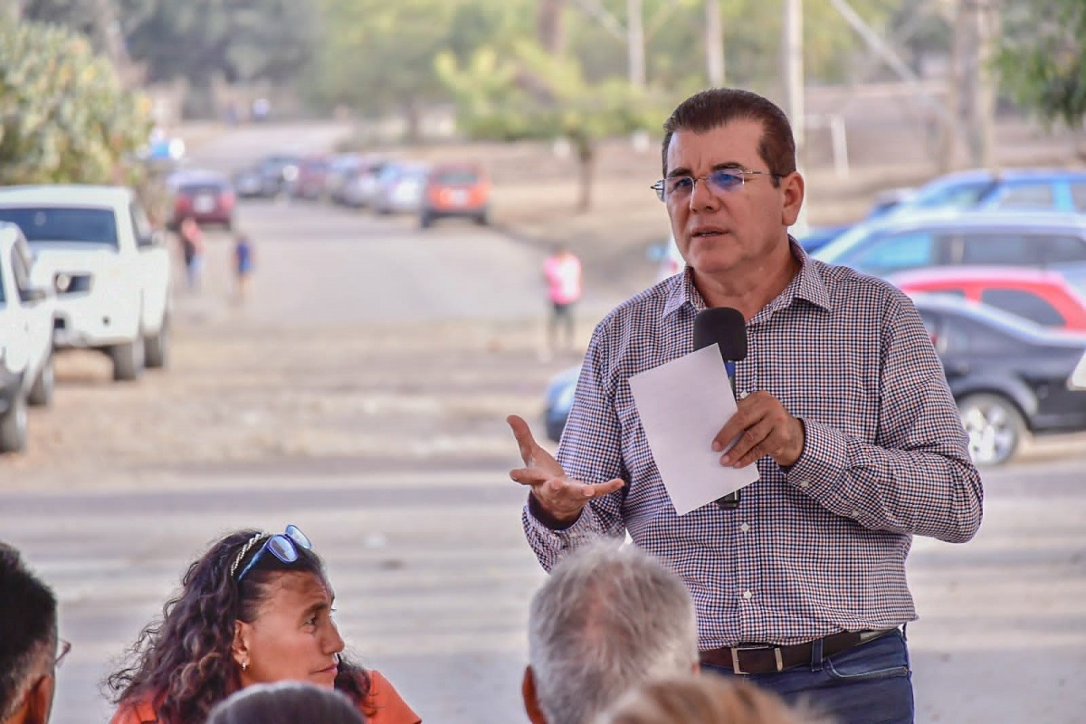 Atiende Édgar González peticiones de vecinos de Valle del Sol en Mazatlán
