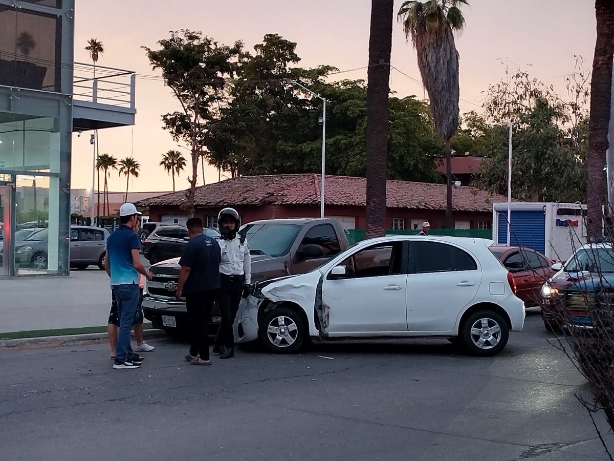 Conductor pierde el control del volante y choca contra camioneta en el Centro de Los Mochis