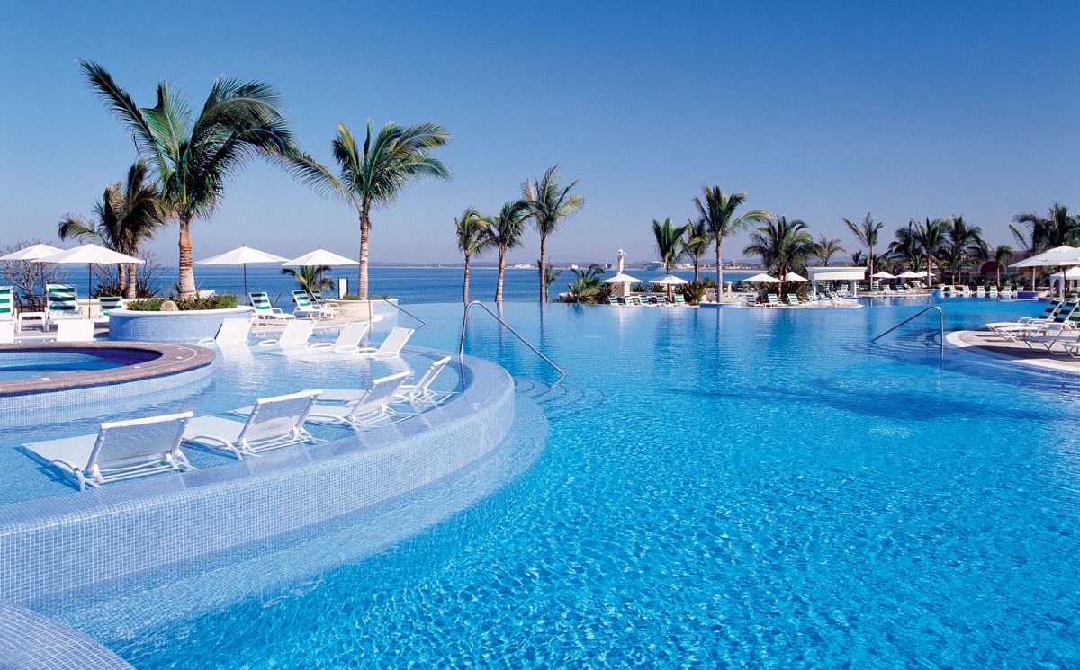 Denuncian en Tik Tok a alberca de lujoso hotel en Mazatlán por invasión de ‘popodrilos’