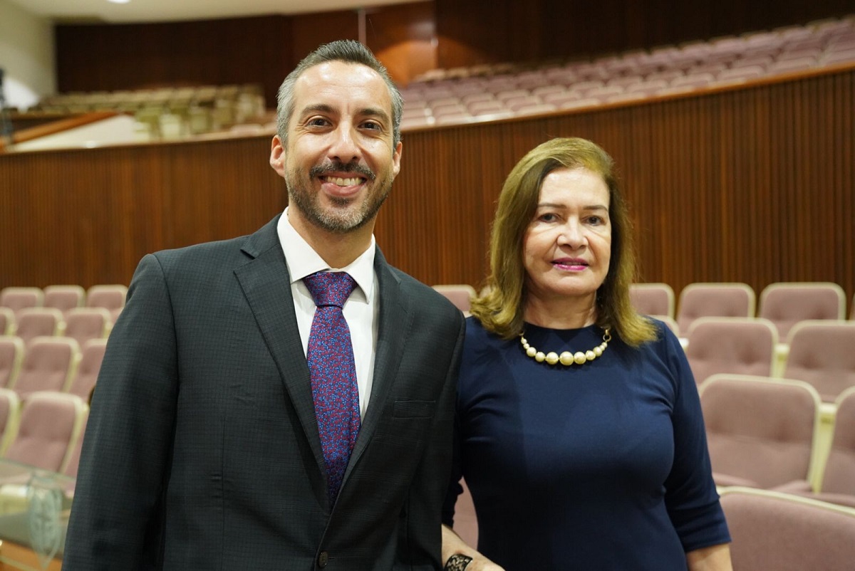Platican Gene Bojórquez y fiscal sobre robo de cheques; revisan bitácoras de entrada y salida al Congreso
