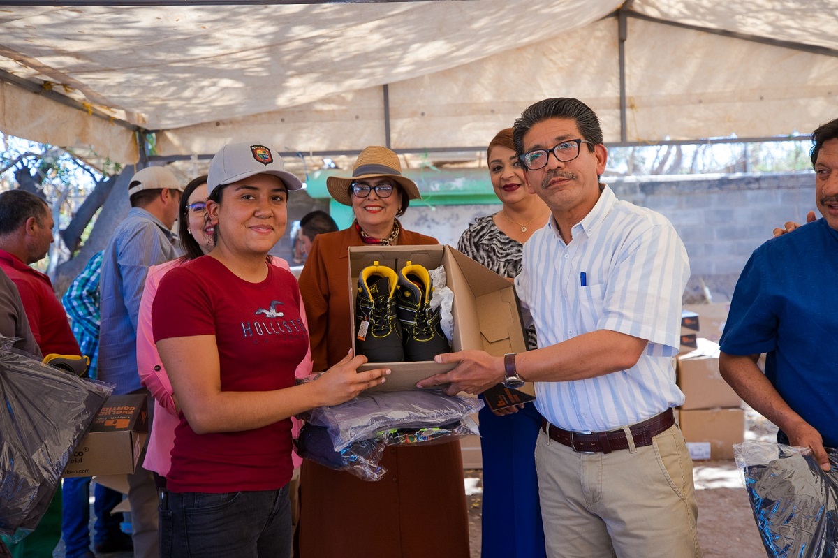 Trabajadores de Aseo y Limpia en Guasave reciben uniformes nuevos