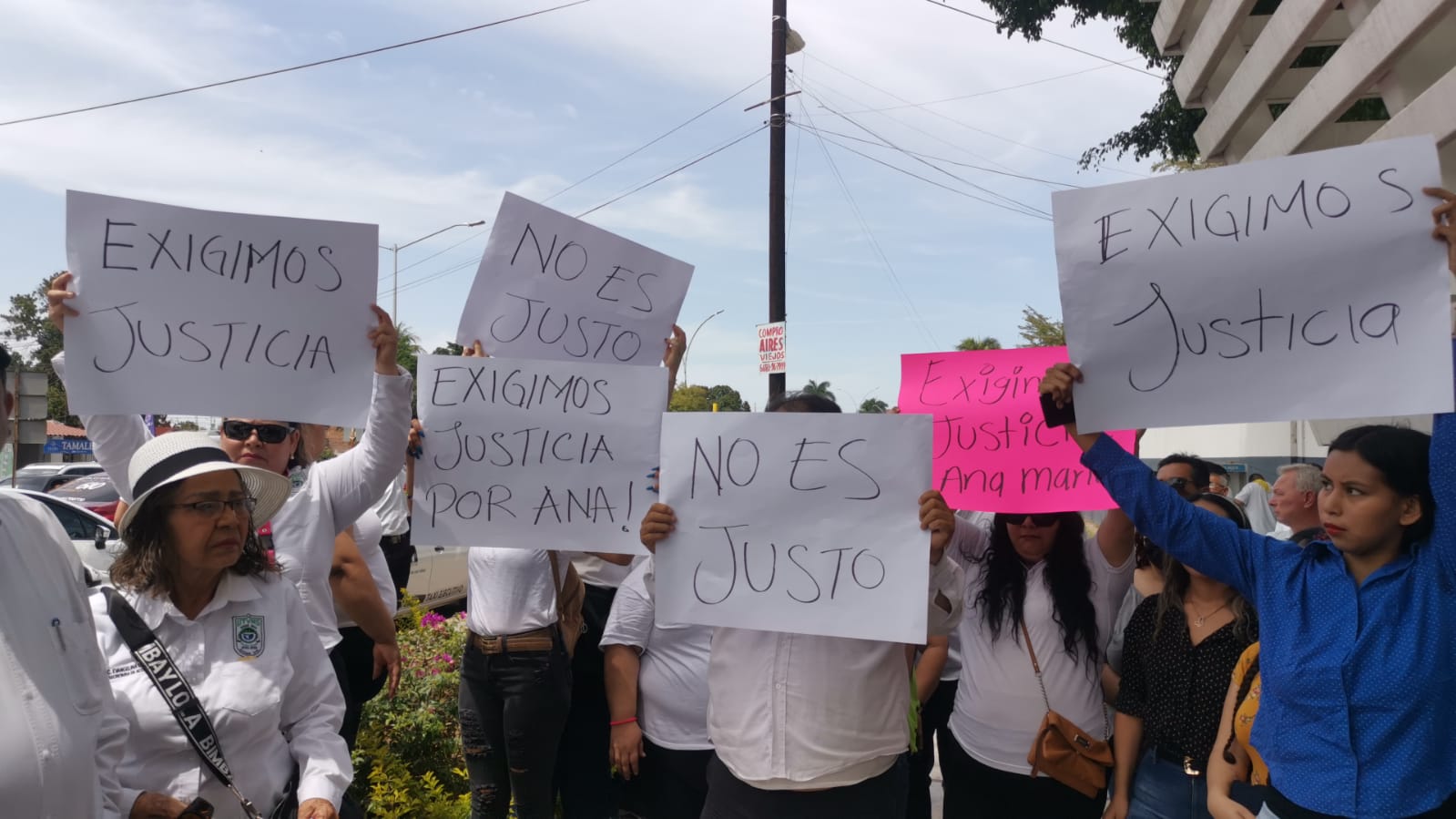 Se manifiestan taxistas en la Dirección de Tránsito; reclaman por liberación de conductor que ocasionó la muerte de su compañera de trabajo