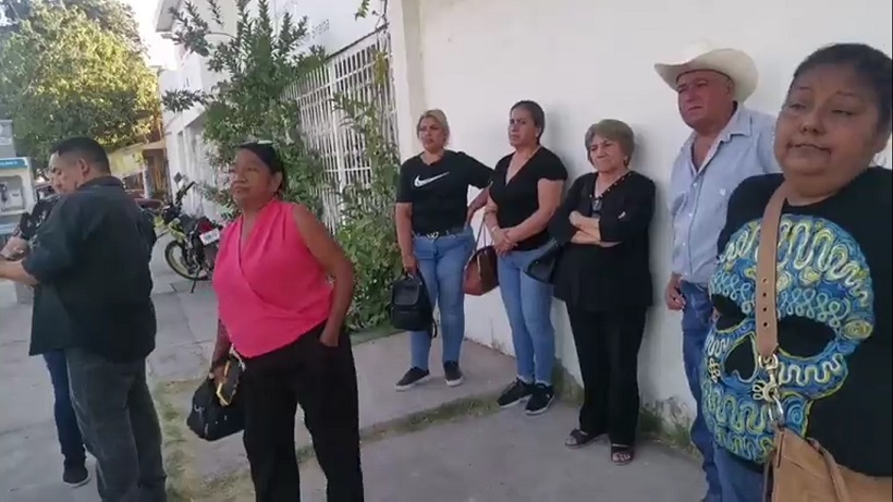 Se manifiestan familiares de celadores detenidos por fuga de reo en Ahome; exigen su liberación