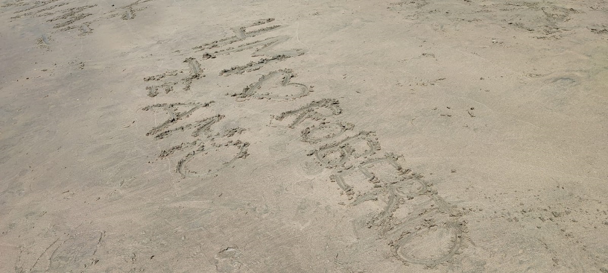 Se fue sola de vacaciones a Mazatlán, pero llevaba el romanticismo en la maleta e hizo declaración amorosa en la playa&nbsp;