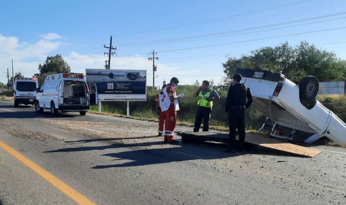 Hombre se lesiona en volcadura en el Valle del Carrizo y rechaza ser llevado a un hospital