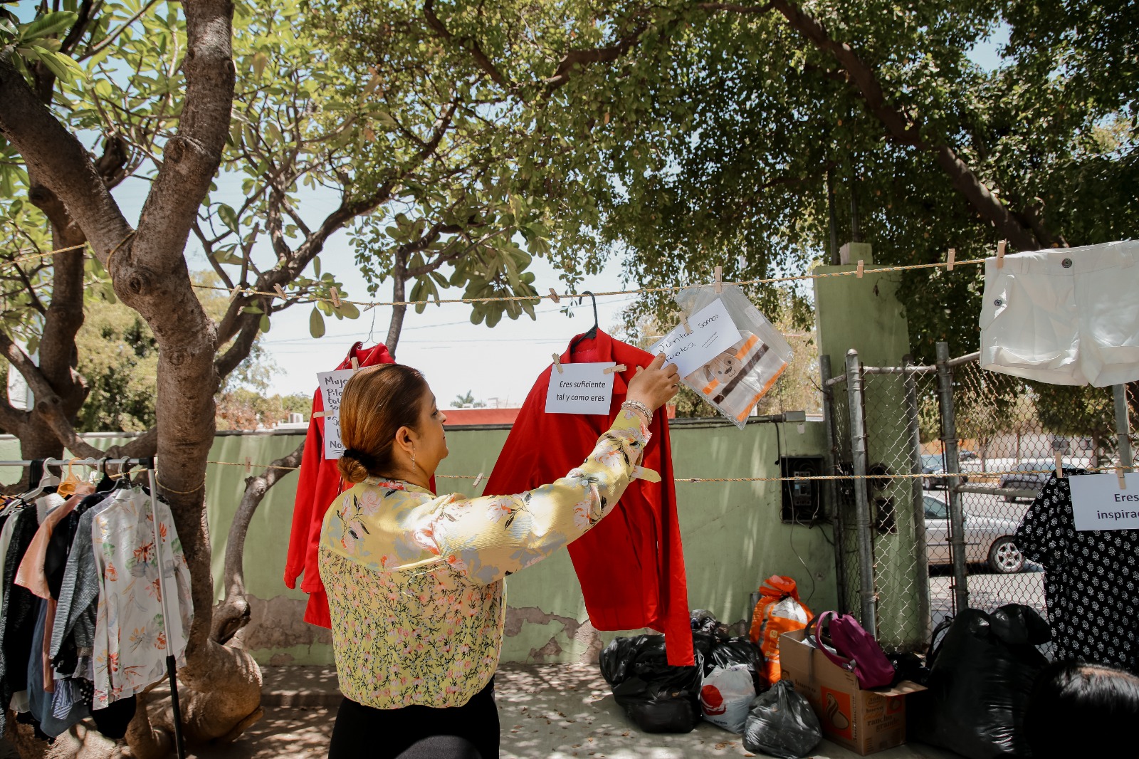 Usted puede ayudar a usuarias del refugio para mujeres violentadas en Guasave; implementan tendedero para donar ropa