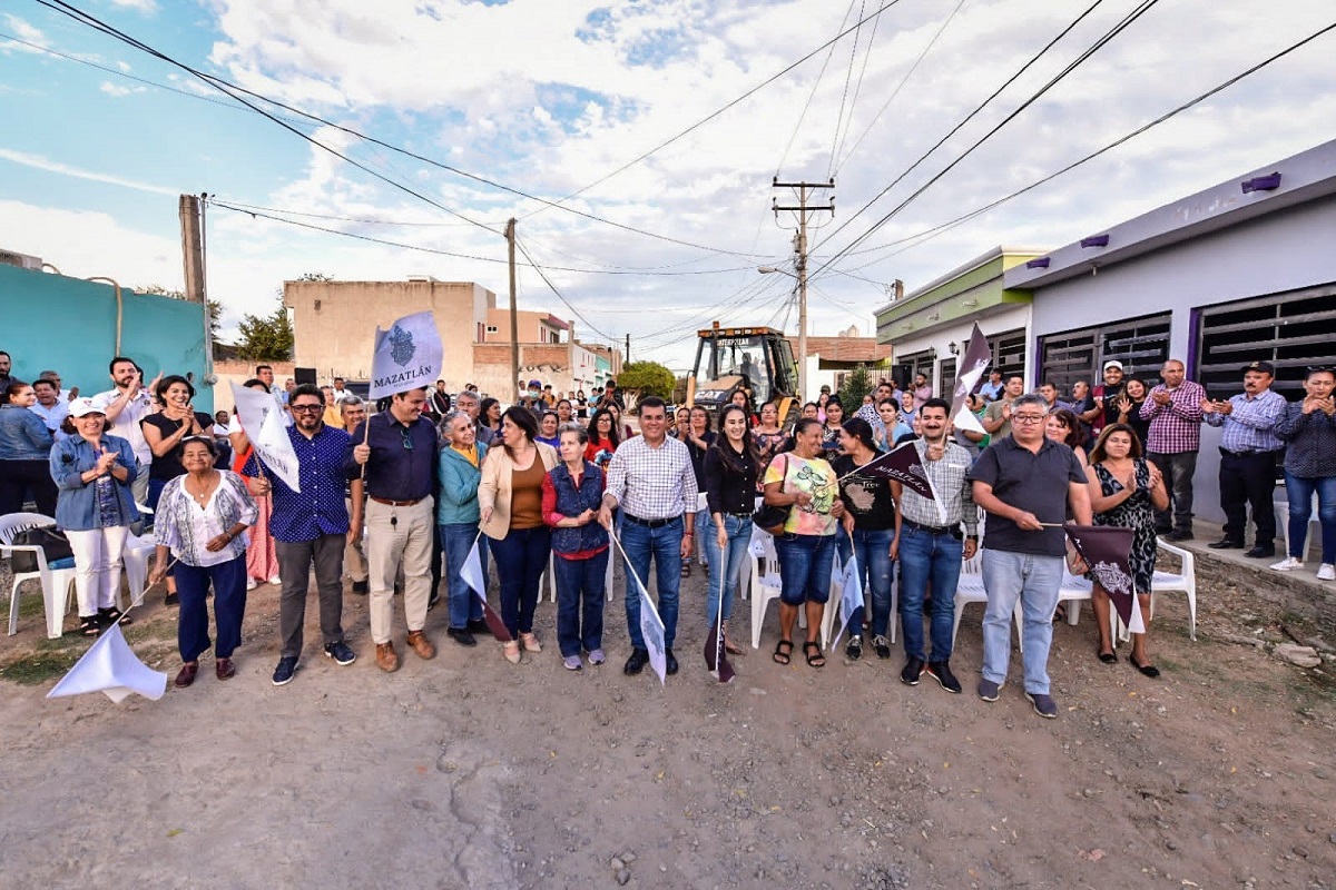 Sin descanso en Semana Santa, Ayuntamiento de Mazatlán arranca pavimentación de calle en Valles Del Ejido