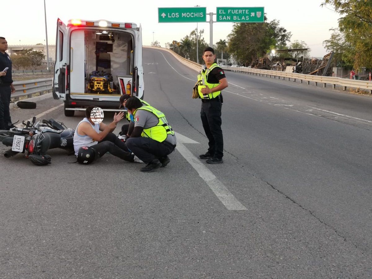 Joven motociclista se lesiona al derrapar en el distribuidor vial El Trébol, a la salida de Los Mochis