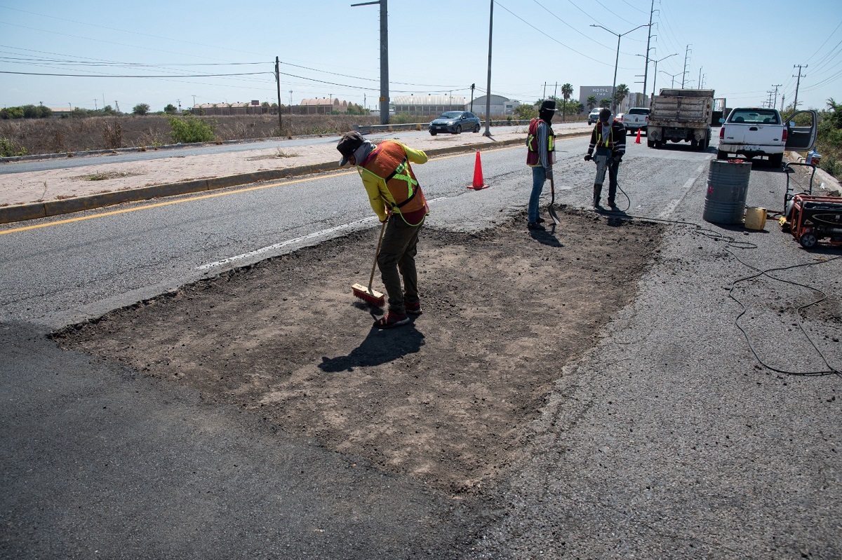 Cuadrillas realizan labores de mantenimiento en calles de Culiacán