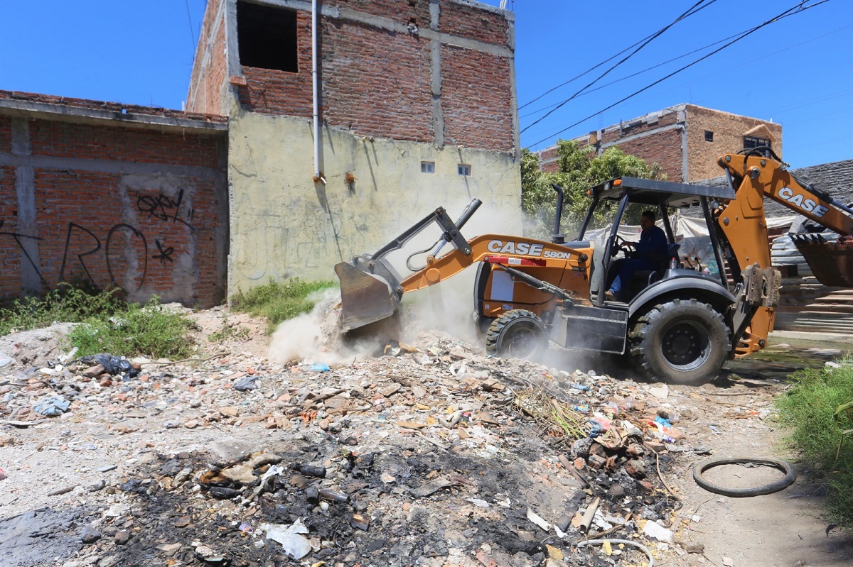 Obras Públicas cumple con petición de ciudadanos al limpiar canal en la calle Río Piaxtla, en Mazatlán