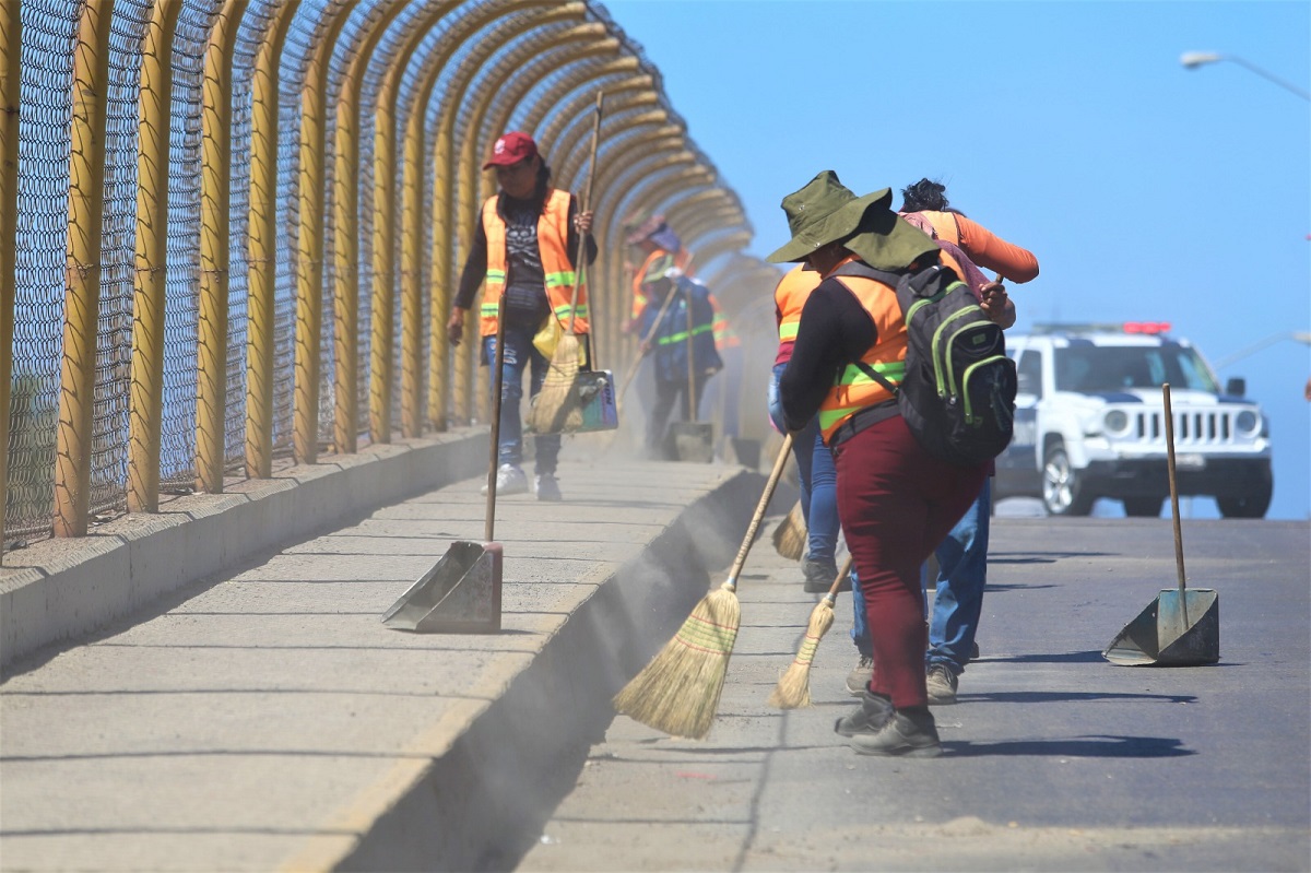 Limpian puente vehicular de la avenida Juan Pablo II de Mazatlán
