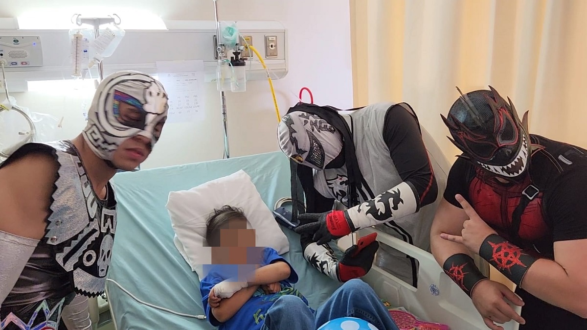 Aquí los luchadores son ellos; enmascarados dejan el ring para llevar alegría a pacientitos del Pediátrico de Sinaloa
