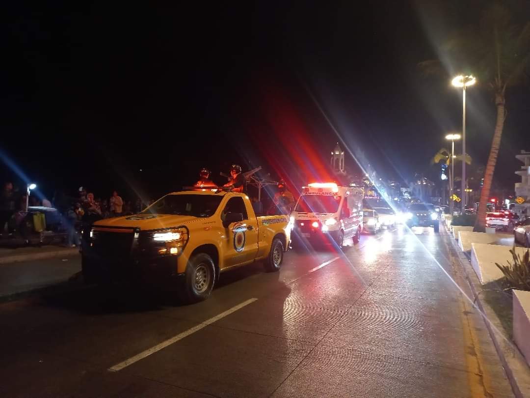 Conductor de automóvil pierde el control y derriba parte del monumento a la familia en Mazatlán