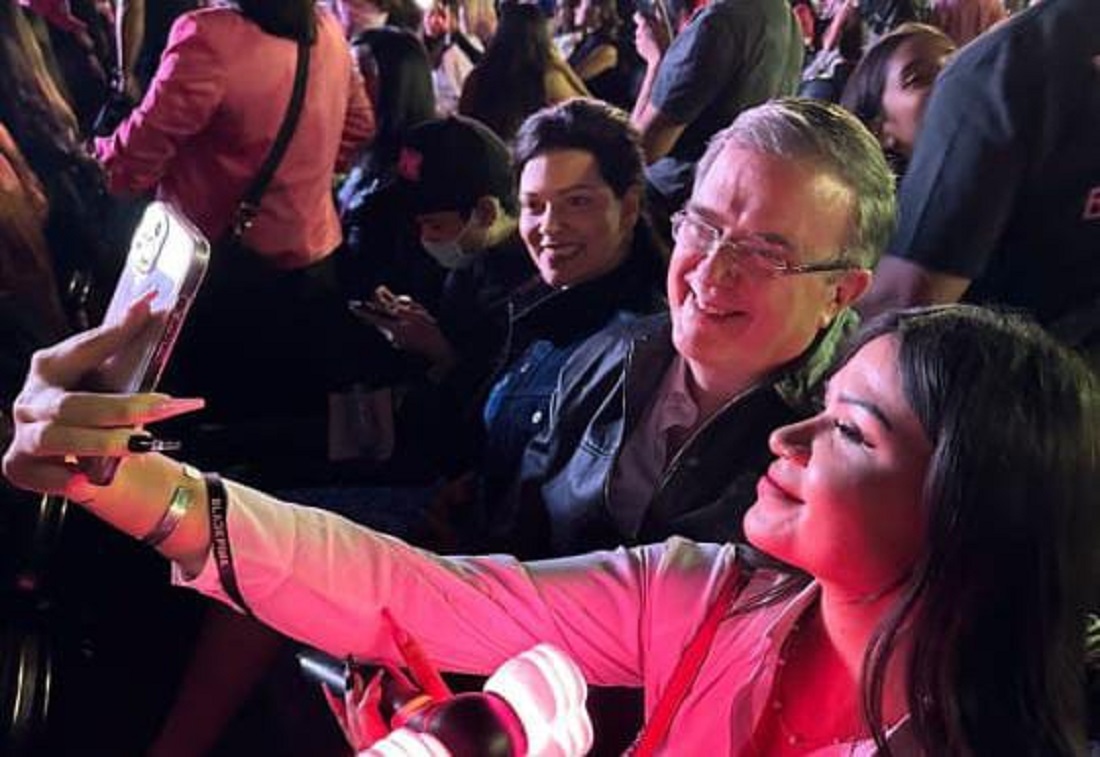 Una ‘corcholata’ muy blink, enciende Marcelo Ebrard redes tras asistir a concierto de Kpop