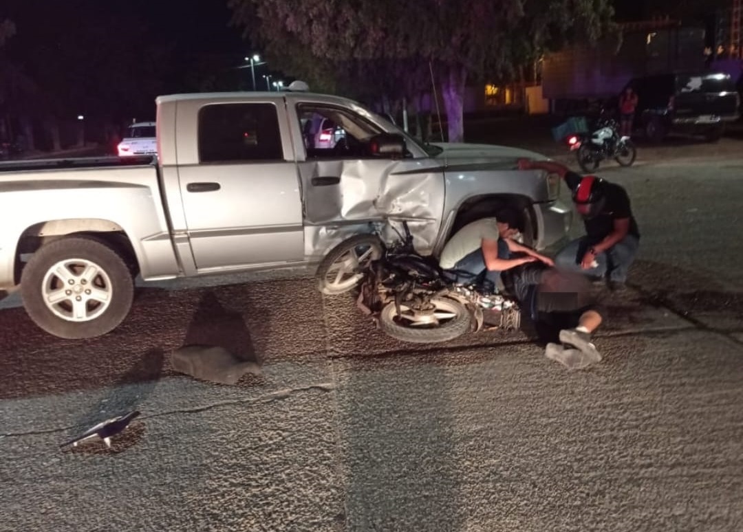 Por brincarse un alto conductor atropella a motociclista en Guasave
