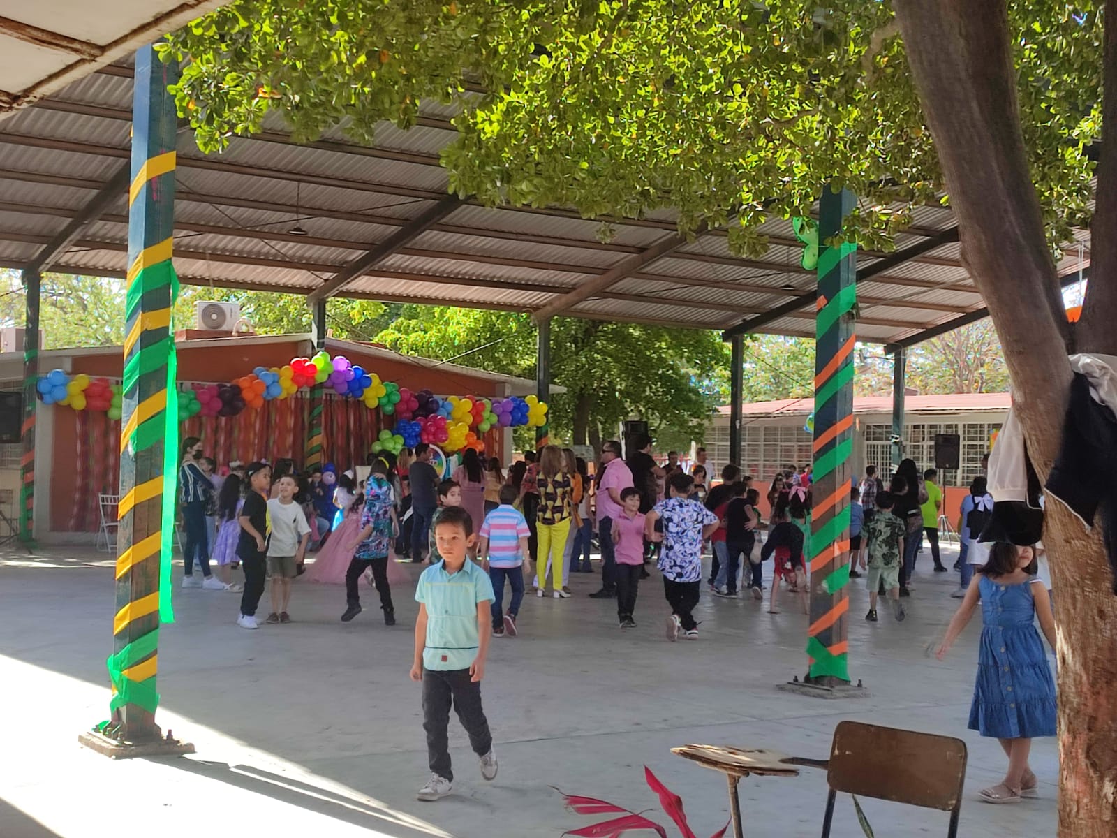 “Echando tiros” con sus mejores prendas; los niños guasavenses festejan su día en las escuelas