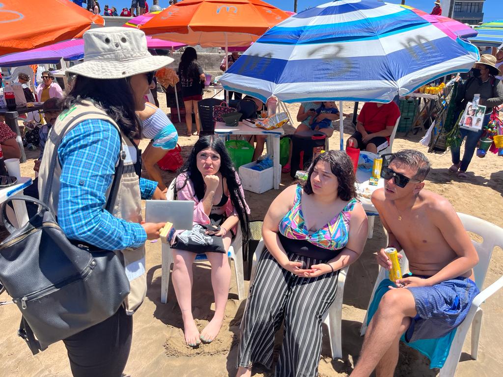 Porque recoger la basura es importante, llevan a los bañistas mensaje de ‘Playa Limpia’ esta Semana Santa en Mazatlán
