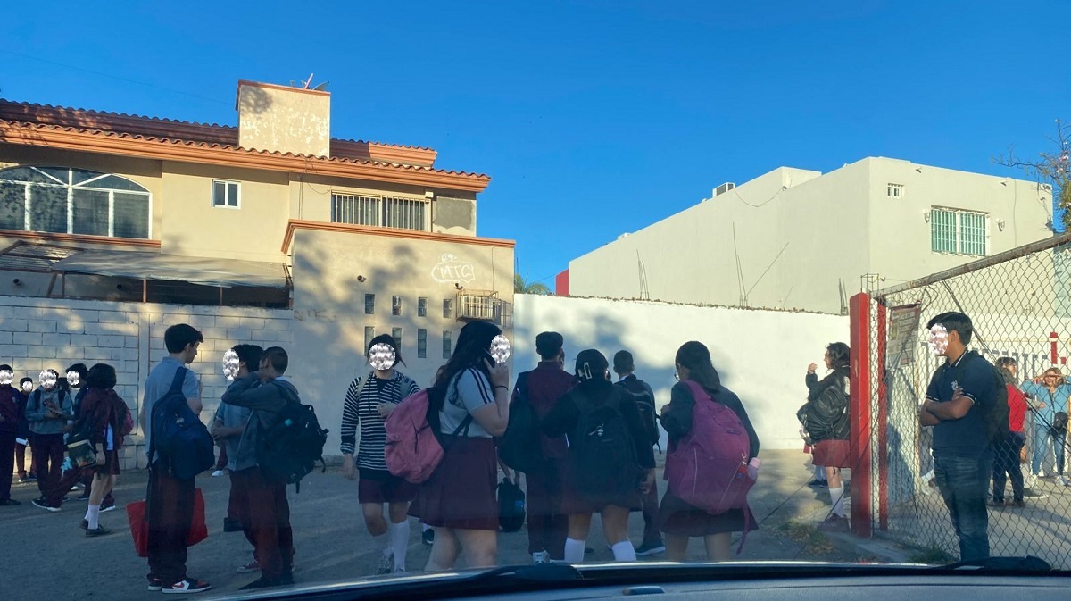 En la ETI #1 en Culiacán dejan fuera a alumnos por llevar el uniforme de deportes en vez de la camisa, denuncian padres