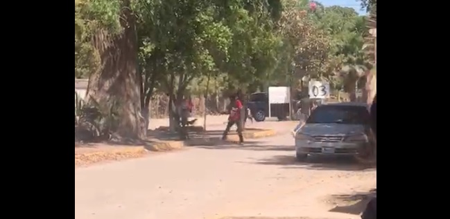 VIDEO: Con machete en mano sujetos protagonizan riña en el Águila Azteca, Ahome