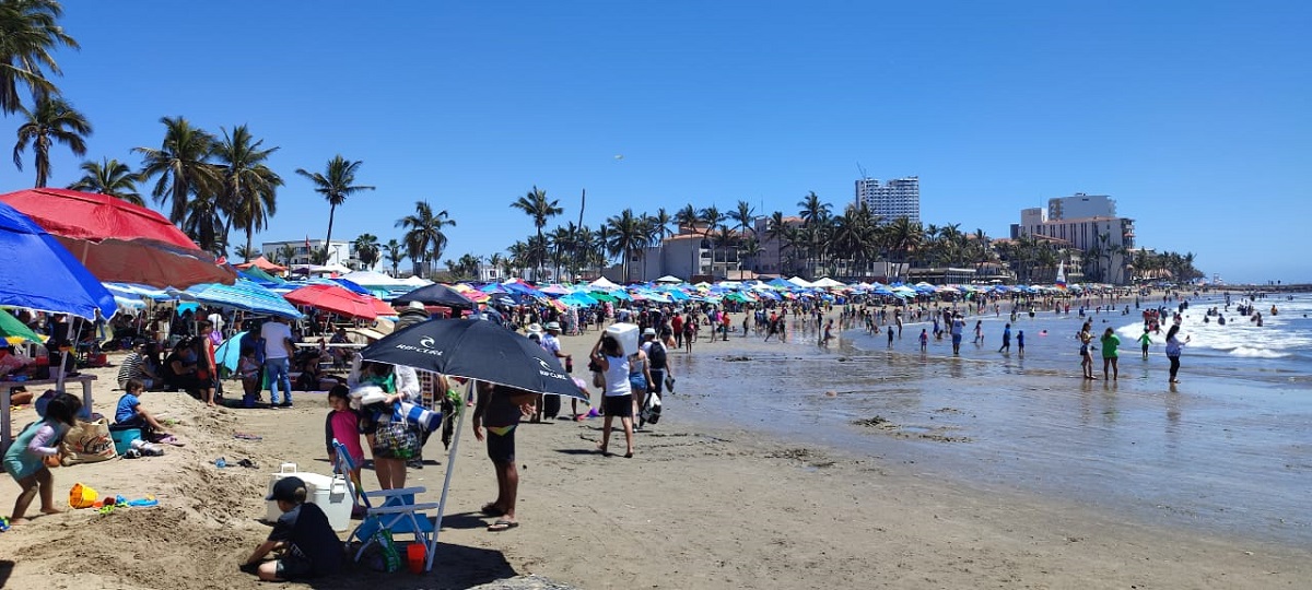 Rompe récord Mazatlán en playas, 140 mil bañistas este Sábado de Gloria