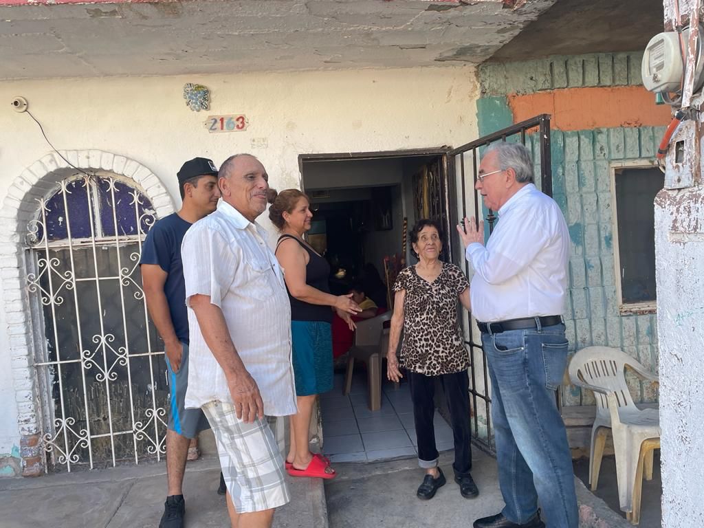 ¡Territorio, no escritorio! Gobernador Rocha recorre colonia popular en Culiacán