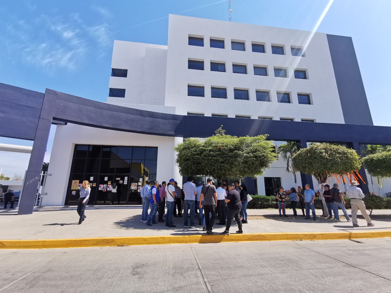 “Tal parece que no está haciendo nada”; se manifiestan en Fiscalía afectados de Inverplux