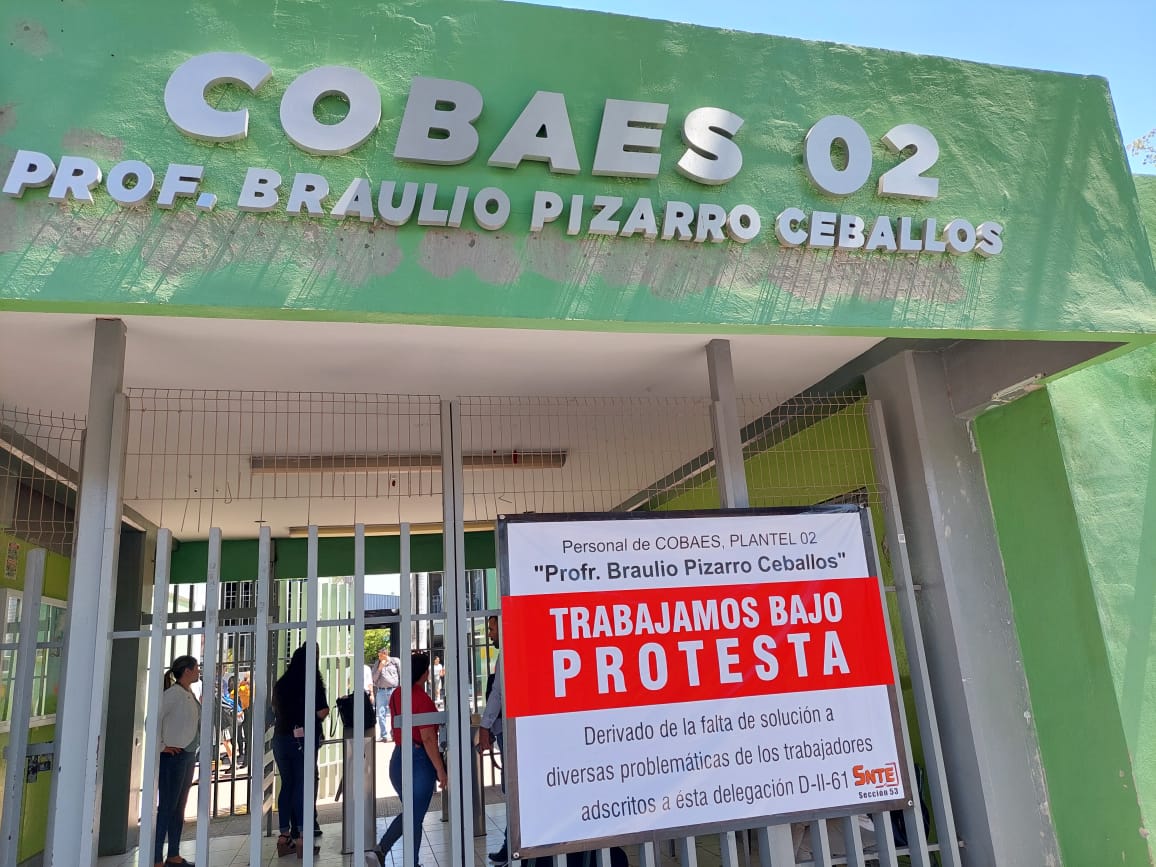 Se manifiestan profesores de Cobaes 02 en Los Mochis, exigen basificaciones y anuncian trabajarán bajo protesta
