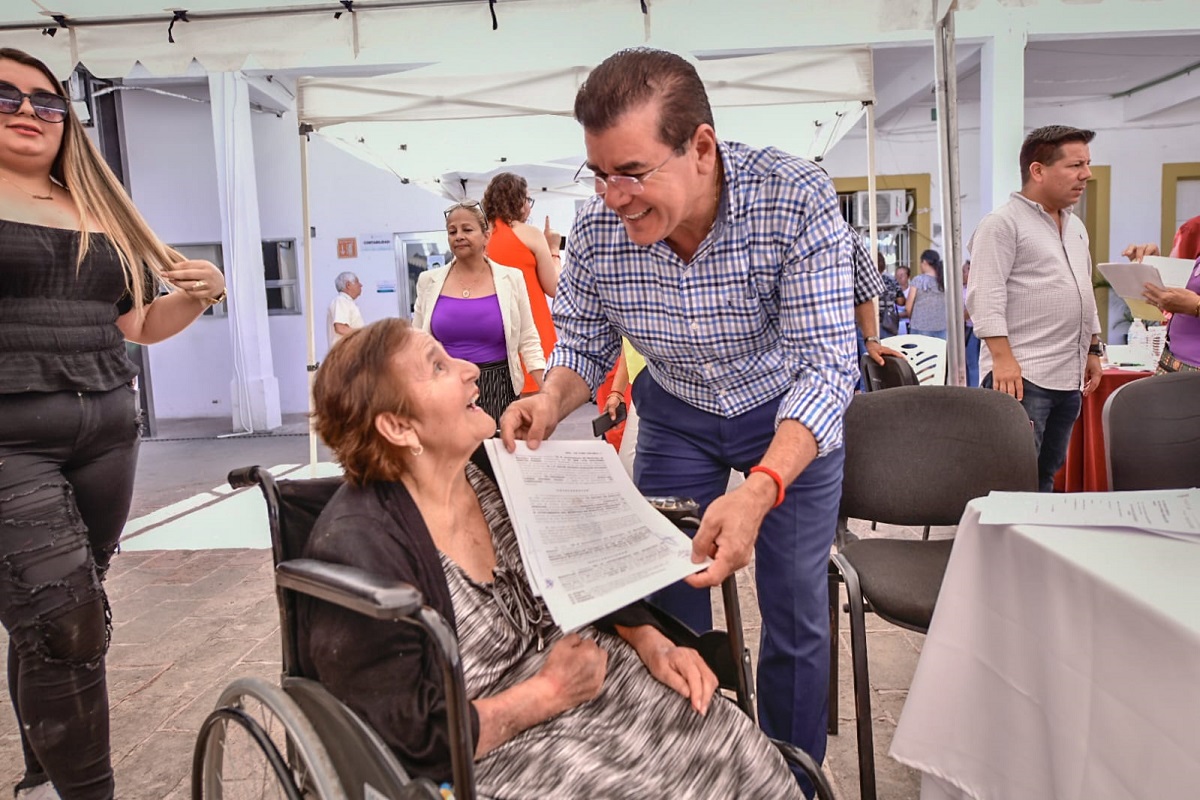 ¡Sueño cumplido! María del Carmen recibe las escrituras de su casa después de 30 años sin tener certeza jurídica