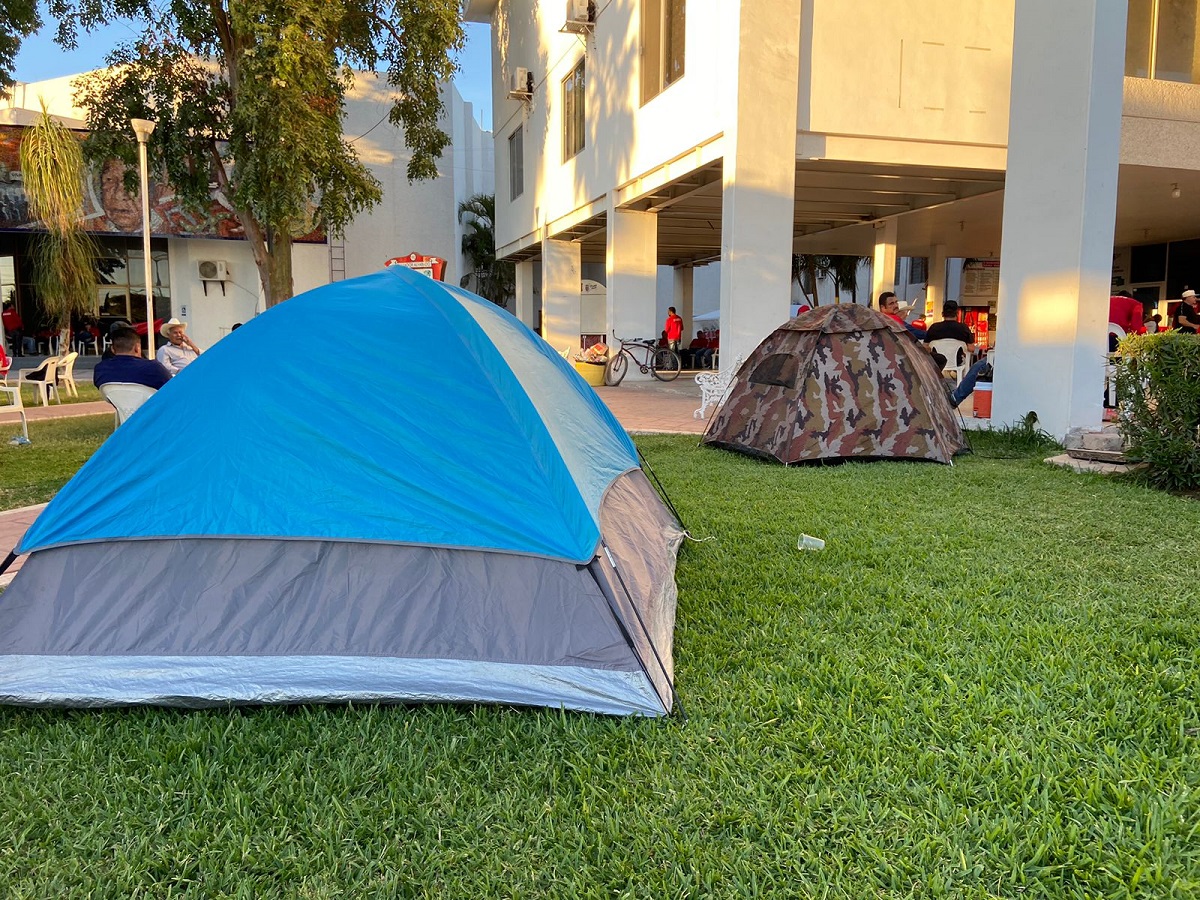 Sindicalizados mantienen huelga e instalan casas de campaña en el Ayuntamiento de Salvador Alvarado