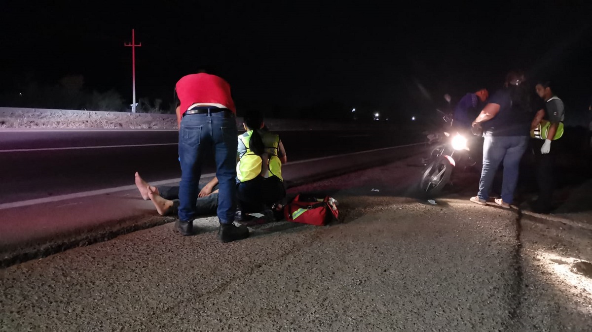 Trailero embiste a dos motociclistas a la entrada de Los Mochis