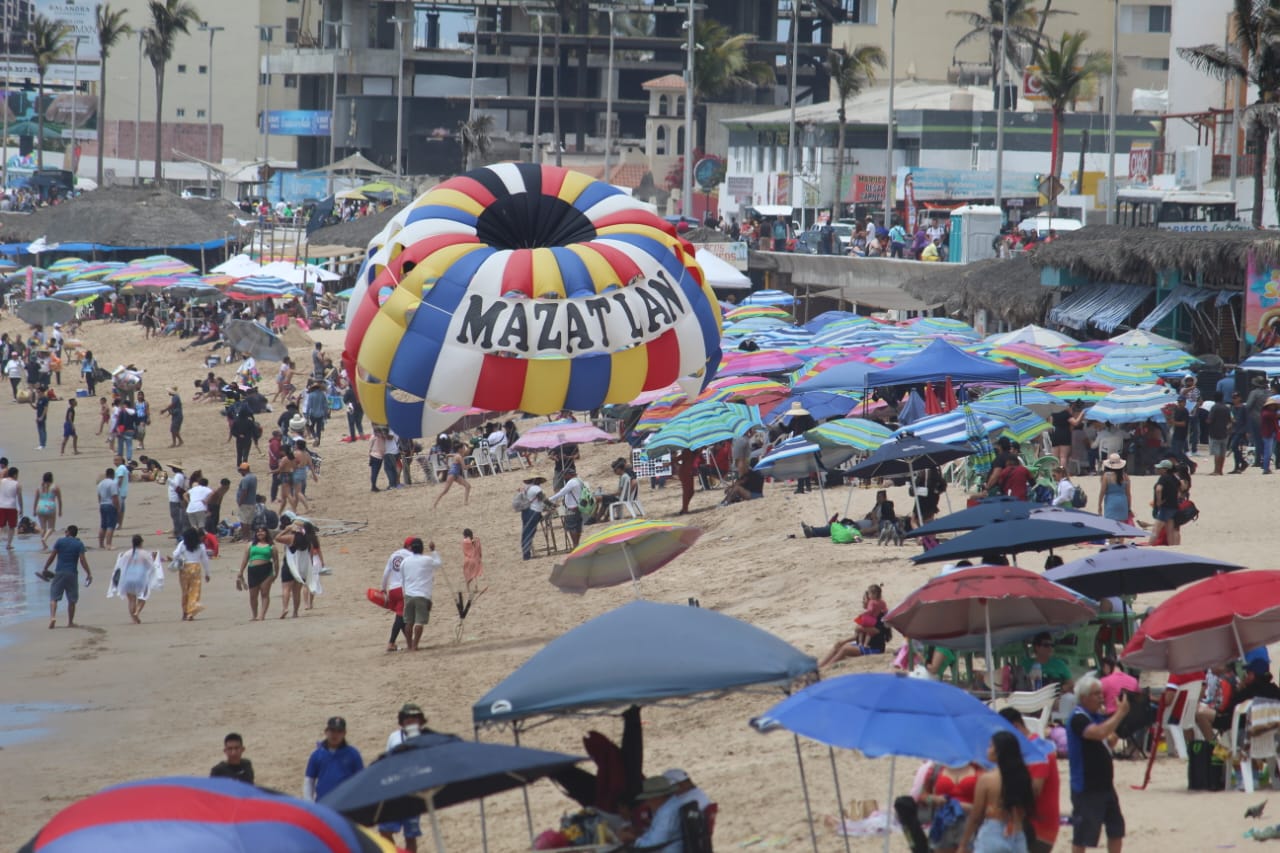 Llenan 4 mil turistas playas de Mazatlán este Jueves Santo y vienen más
