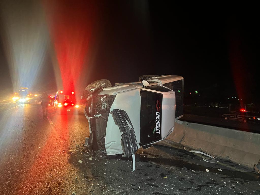 Vecino de Los Mochis vuelca sobre la carretera México 15 en Guasave