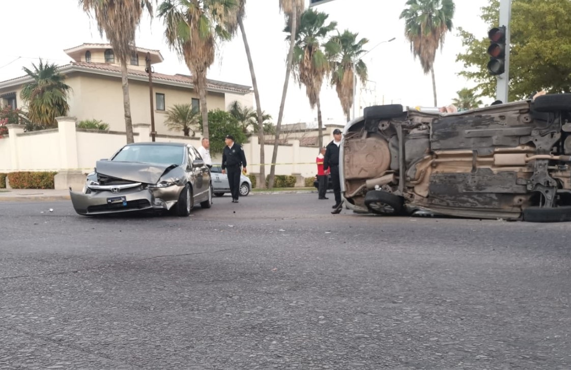 Video del momento exacto cuando conductor ebrio impacta taxi donde murió una mujer, en Los Mochis