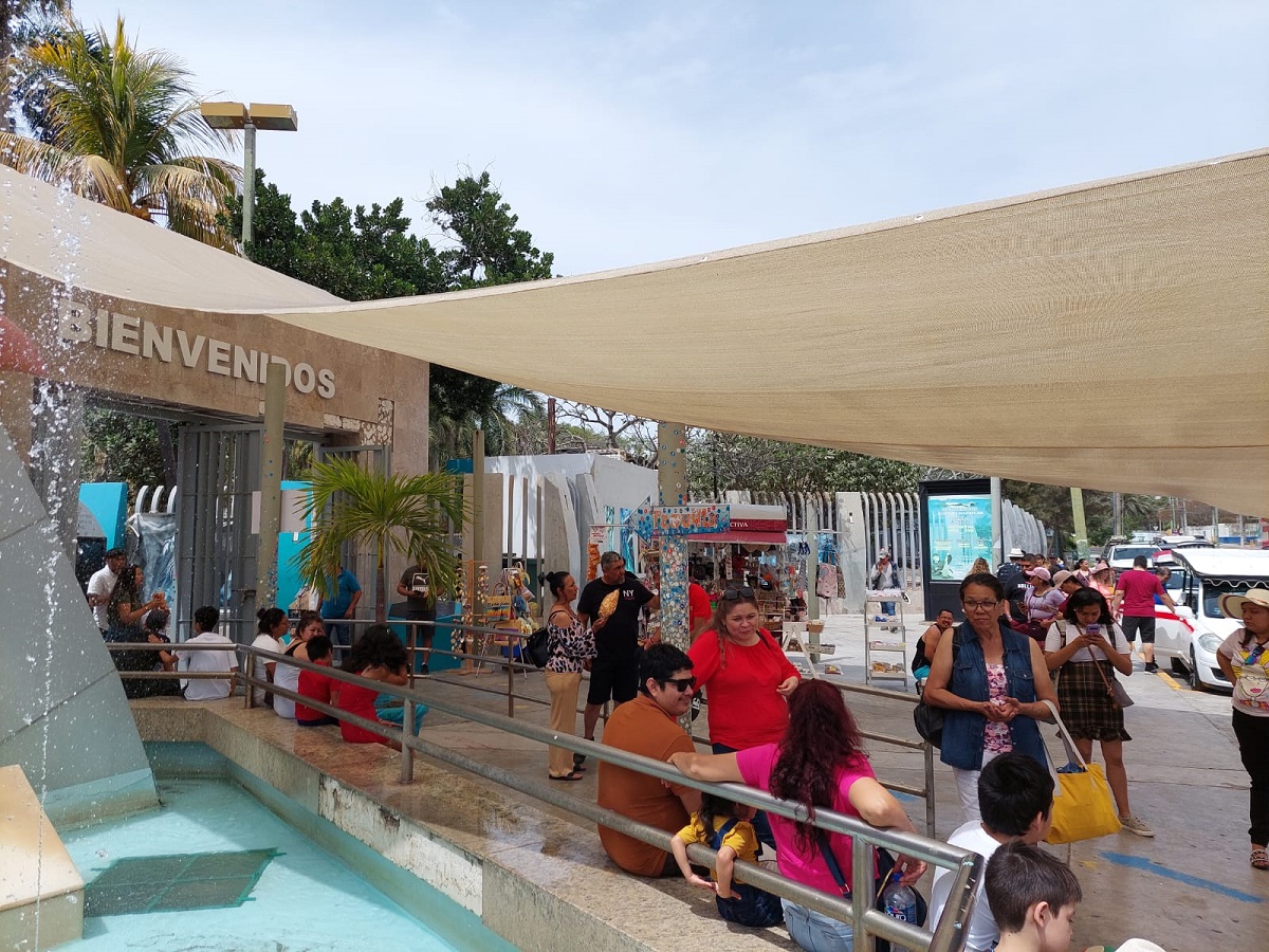 A punto de cerrar, el Acuario Mazatlán luce abarrotado de turistas en Semana Santa