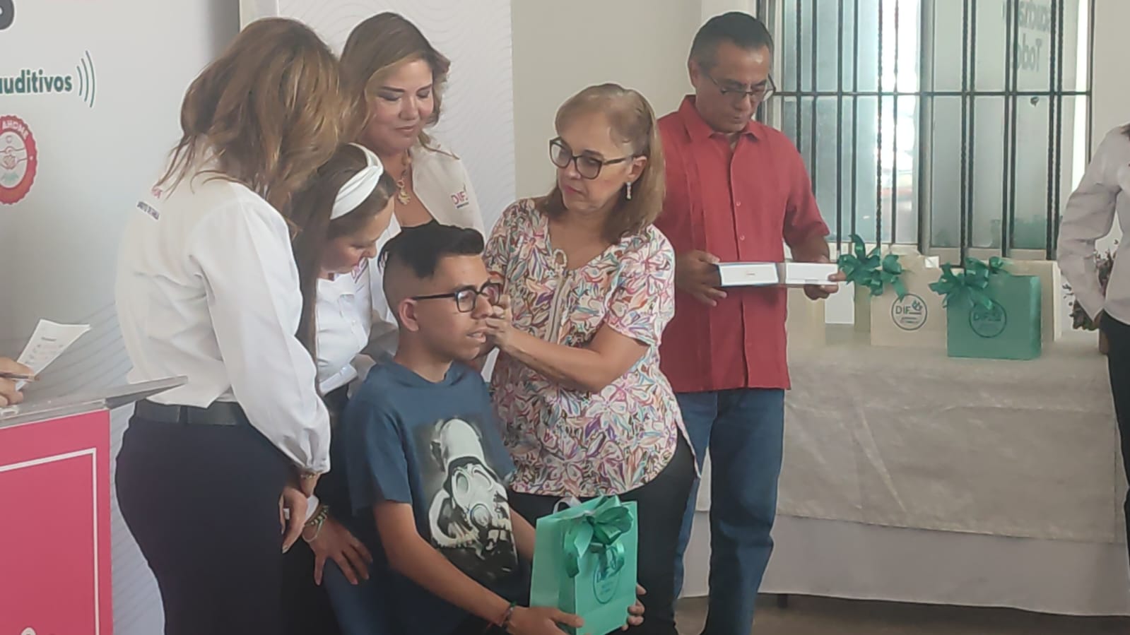 Dona DIF Ahome 59 equipos auditivos a 33 personas de escasos recursos; piden hacer buen uso de ellos