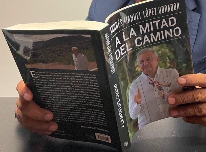 Aclara López Obrador que sí se declararon ganancias de su libro, pero los recursos los administra su esposa