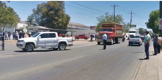 ¡Ya hay paso! Liberan agricultores vialidades alrededor de Pemex Culiacán, pero sigue la toma de las instalaciones