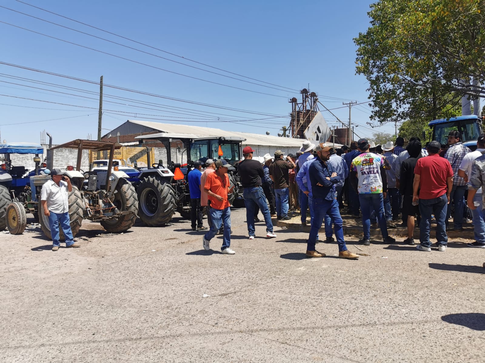¡Se quedan! Agricultores mantienen toma de Pemex Culiacán; en el norte se ‘rajaron’, nosotros no, afirman