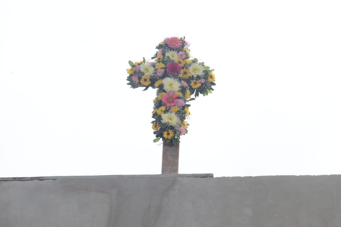 Albañiles celebran el Día de la Santa Cruz con fiesta, comida y ceremonias religiosas