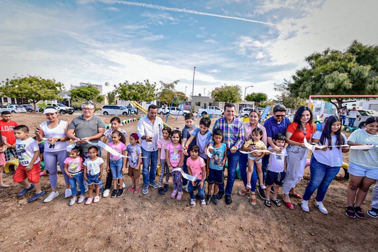 Alcalde de Mazatlán entrega un área de juegos a los vecinos de Puertas del Sol