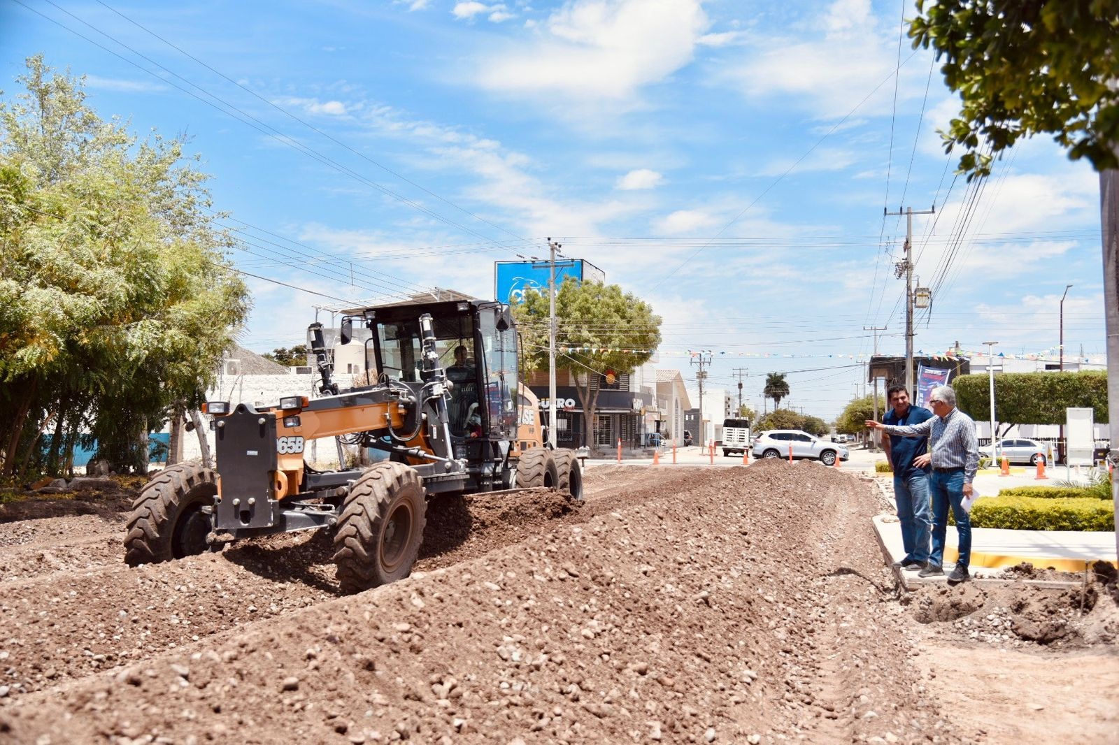 Alcalde de Salvador Alvarado supervisa avances de pavimentación de calles en el municipio