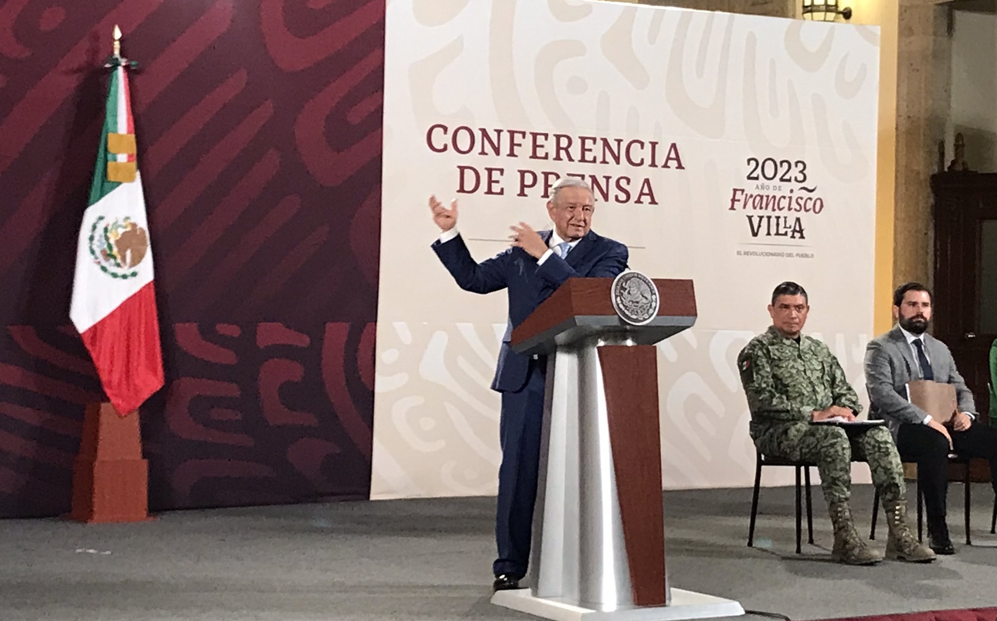 AMLO reitera su confianza al secretario Sandoval; el general hace aclaraciones sobre su lujoso departamento